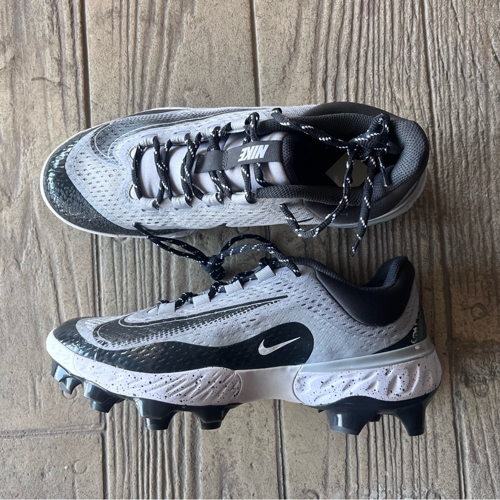 Nike Men Gray and Black Baseball Cleats